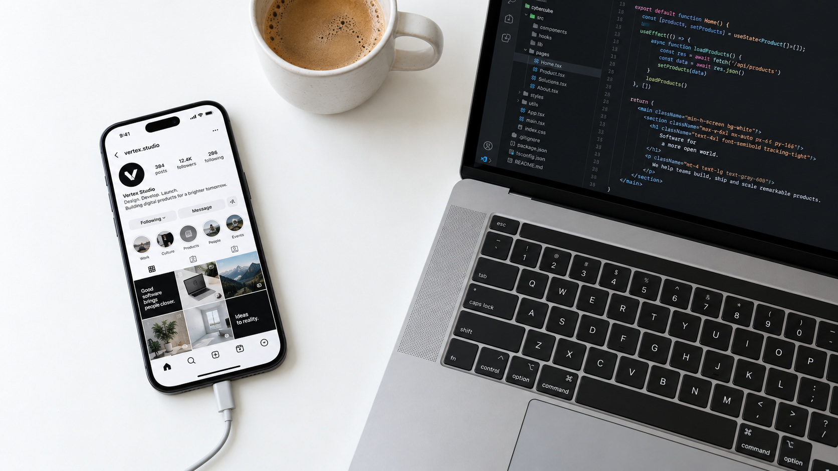 Vista aérea de una computadora portátil que ejecuta una aplicación web React junto a un teléfono que muestra el perfil de un producto, con café en un escritorio luminoso.